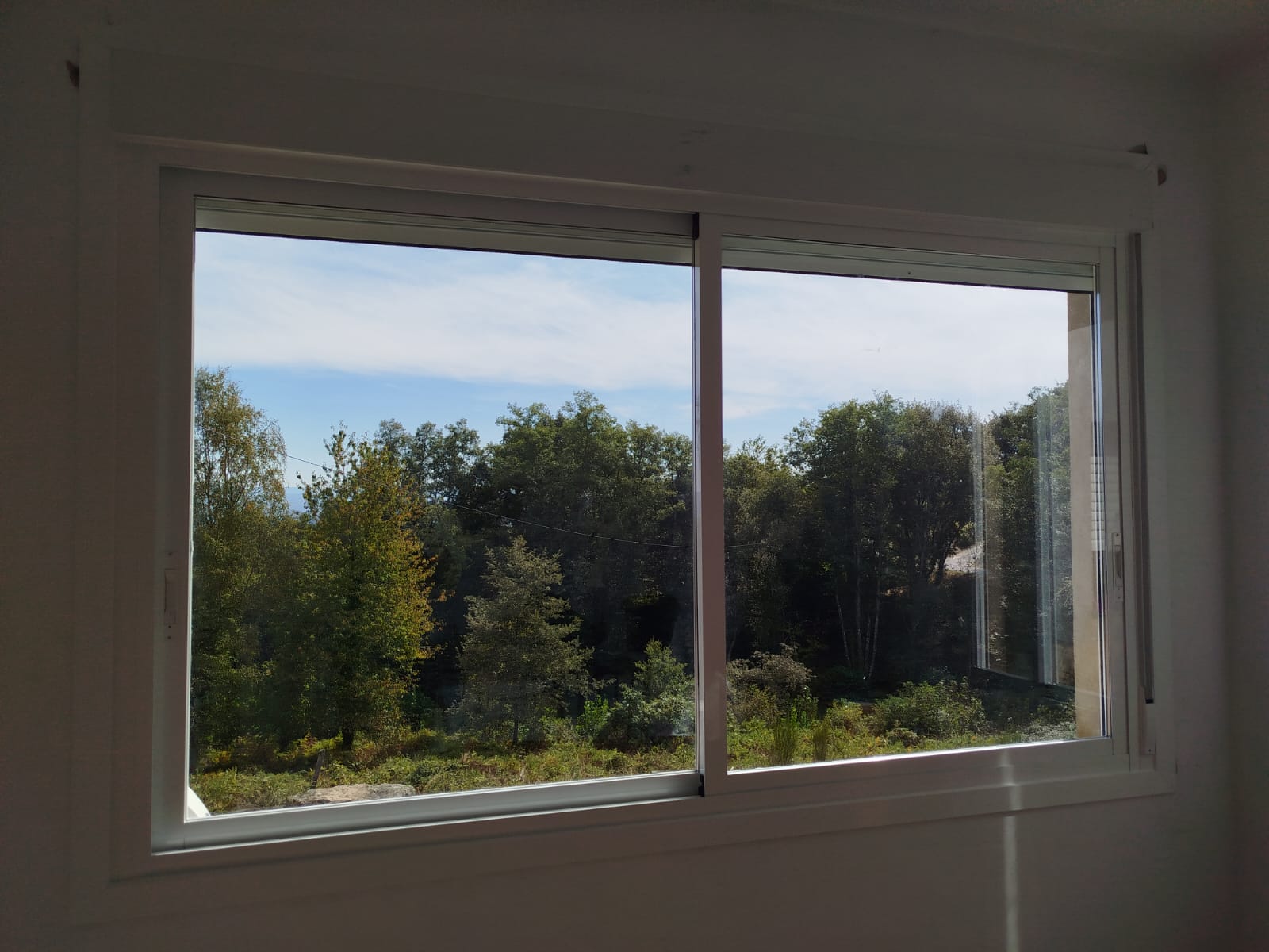 Ventana corredera de aluminio balnca