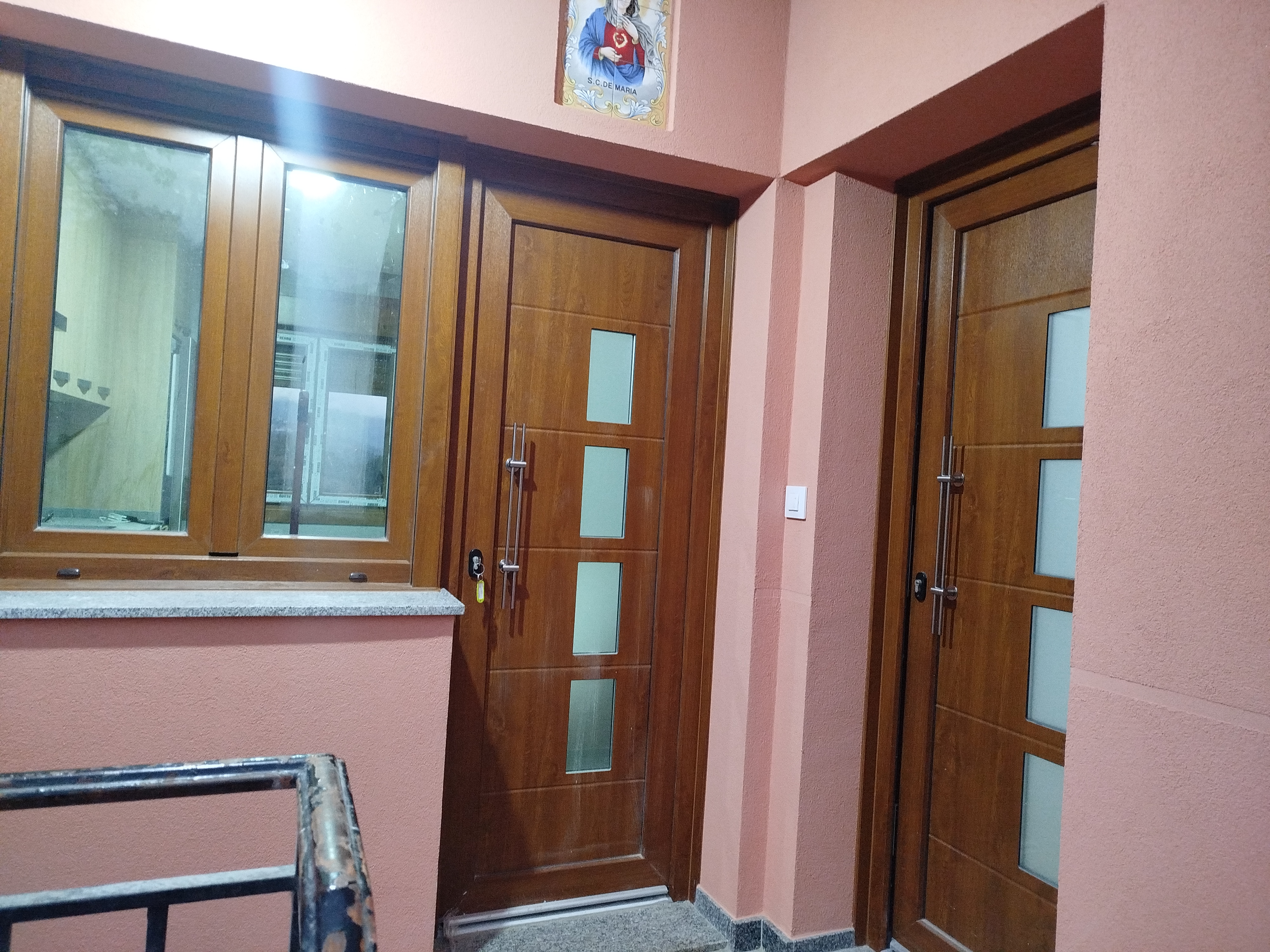 Foto de dos puertas de pvc con una ventana al lado